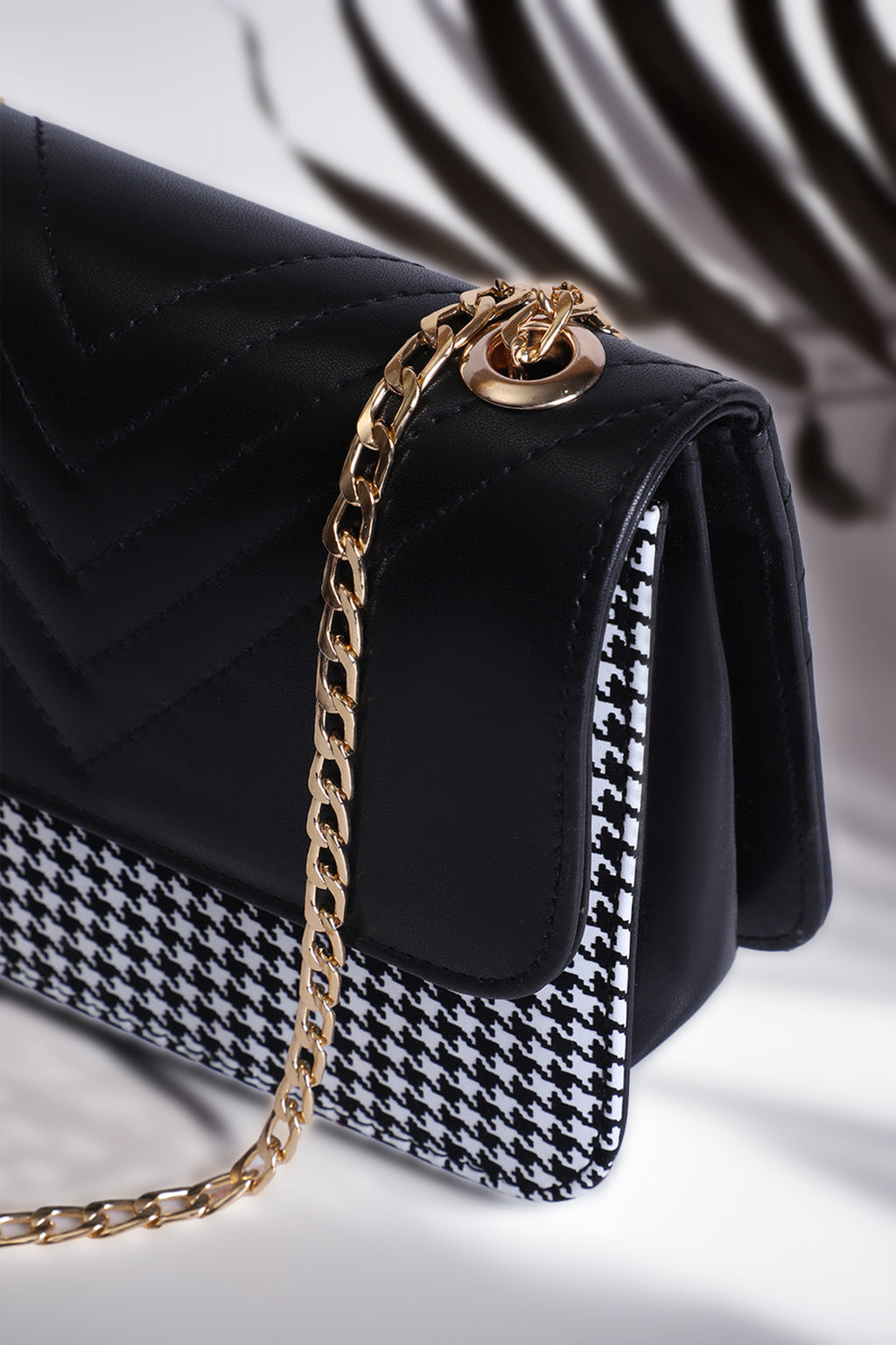 Fineur Shoulder Bag ChevronFlap - Black